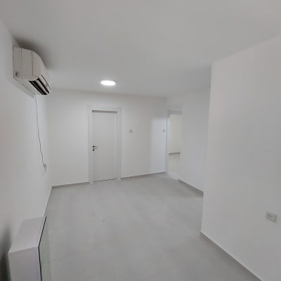 חדר משופץ עם רצפת קרמיקה ודלתות חדשות