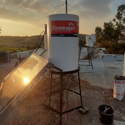 דוד שמש כרומגן על גג עם קולטים