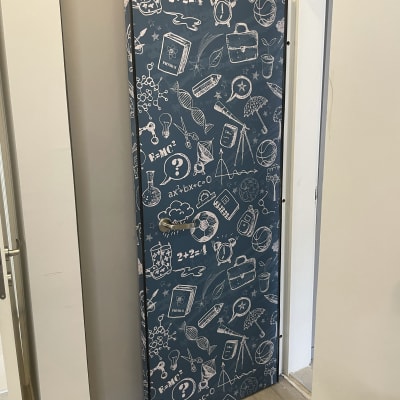 דלת מצופה בעיצוב גרפי של סמלים מתמטיים ומדעיים