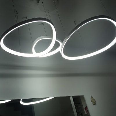 גופי תאורה עגולים תלויים מהתקרה עם תאורה לבנה