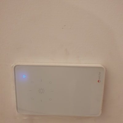 מתג חכם עם חיווי אור כחול על קיר