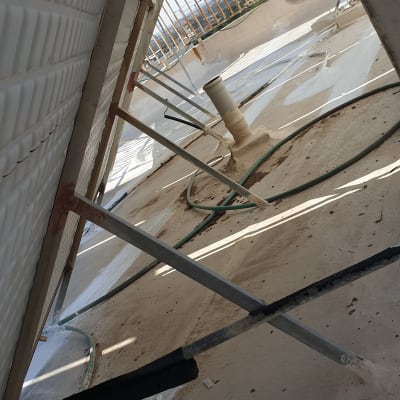 צינור אטום על גג עם חומר איטום