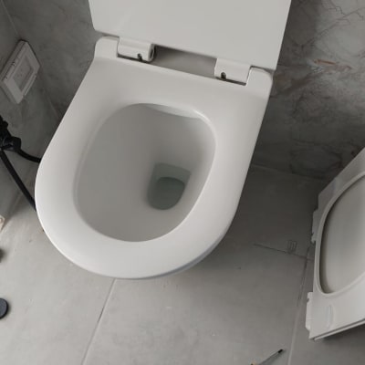 אסלה פתוחה עם מברג על הרצפה