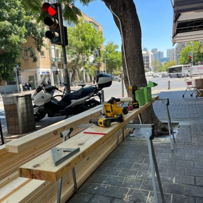 כלי עבודה על שולחן עץ ברחוב, כולל מקדחה וסרגל