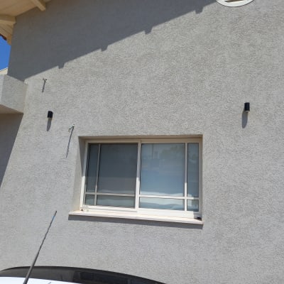 שני גופי תאורה מותקנים על קיר חיצוני של בית