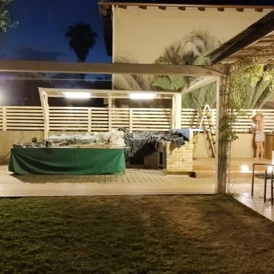 אזור עבודה עם סולם וכלי עבודה חשמליים