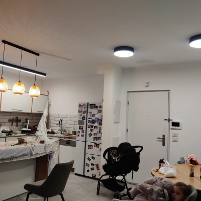 מנורות תלויות ותאורה בתקרה במטבח