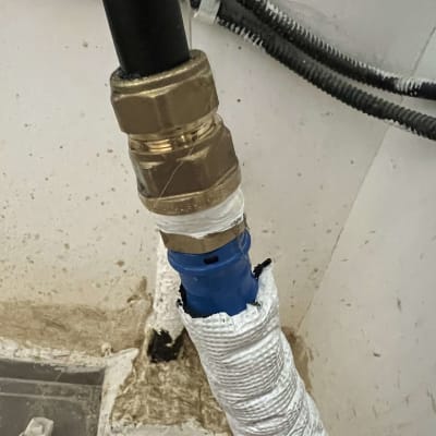 חיבור צינור עם סרט בידוד ולחצן פליז