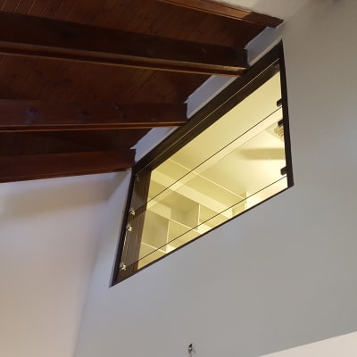 חלון זכוכית עם מסגרת עץ בתקרה משופעת