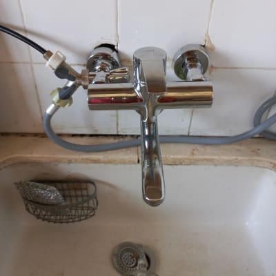 ברז כרום עם צינורות מחוברים מעל כיור