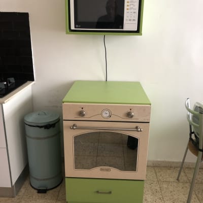 תנור ירוק עם מדף למיקרוגל