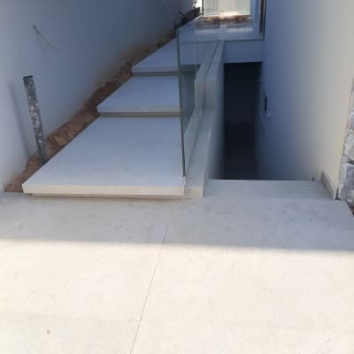 משטחי בטון נקיים עם מעקה זכוכית