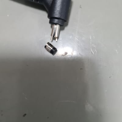 תקע חשמלי שבור עם חלק מתכת מנותק