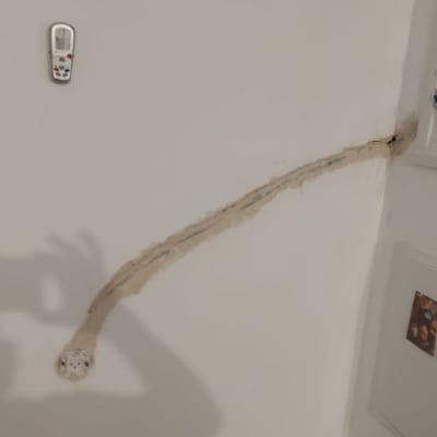 לוח חשמל, שקע חשמלי, חוטים בקיר