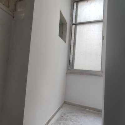 קירות צבועים בלבן עם חלון גדול