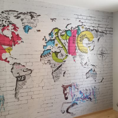 מפת עולם צבעונית על קיר לבנים