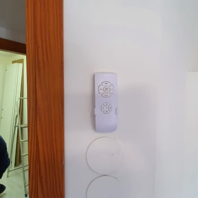 שלט רחוק על קיר ליד שקעי חשמל