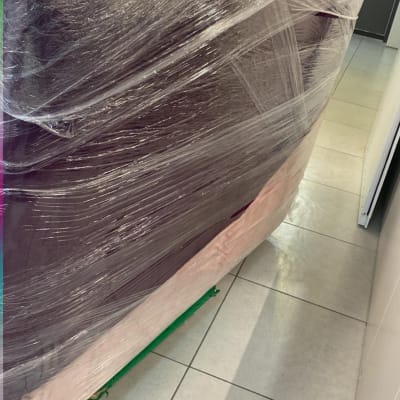 רהיט עטוף בניילון נצמד על גלגלים ירוקים