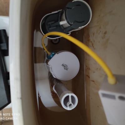 מיכל הדחה עם מנגנון פלסטיק וצינור צהוב