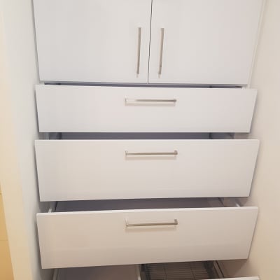 ארונות מטבח לבנים עם ידיות מתכת פתוחות