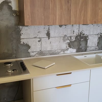 משטח שיש במטבח עם כיריים וכיור