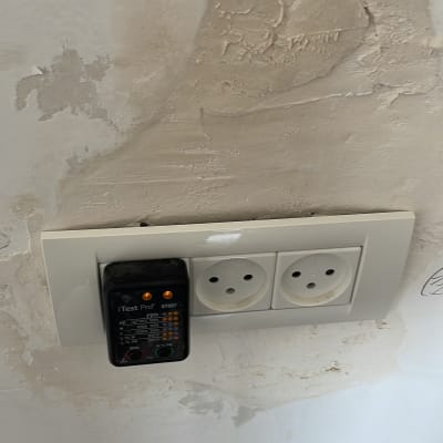 שקע חשמל עם בודק מתח מחובר