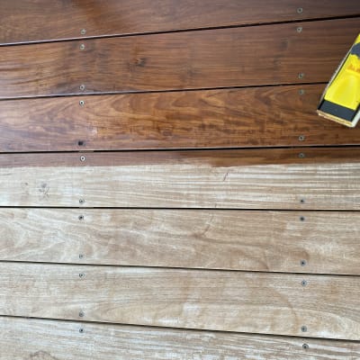 חידוש דק עץ עם כלי ניקוי צהוב