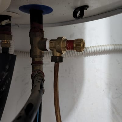 שסתום ומחברים בצינור דוד שמש