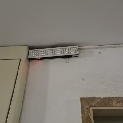 תאורת חירום מותקנת על קיר עם נורית חיווי אדומה