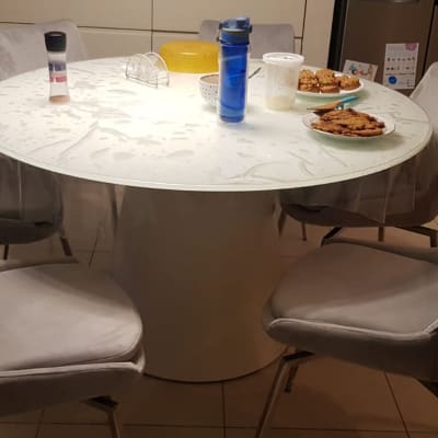 שולחן עגול עם כיסוי שקוף להגנה על המשטח