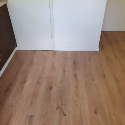 רצפת פרקט עץ בהירה בחדר פנימי