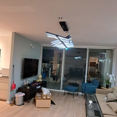 נברשת תקרה מודרנית עם תאורה דולקת