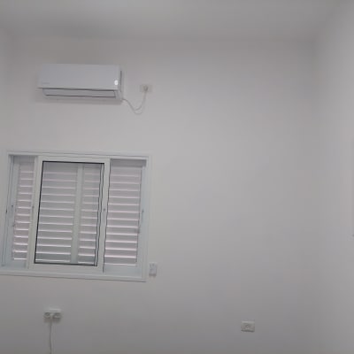 קיר לבן עם מזגן וחלון