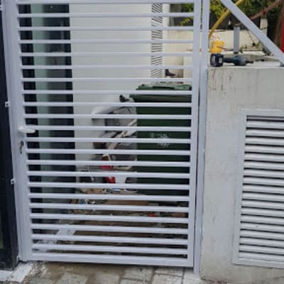 שער מתכת לבן עם סורגים אופקיים