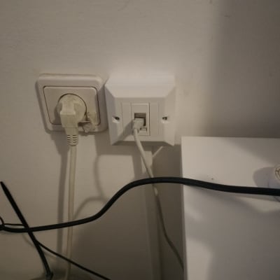 שקע רשת עם כבל מחובר לקיר