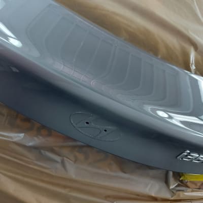 פגוש רכב צבוע בצבע אפור מבריק