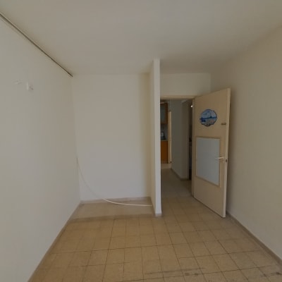 קיר צבוע בלבן עם דלת פתוחה