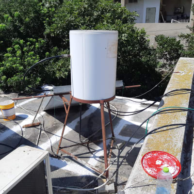 דלי צבע לבן וכלים לאיטום על גג