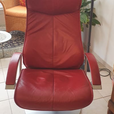 כיסא עור אדום עם מסגרת מתכת כסופה