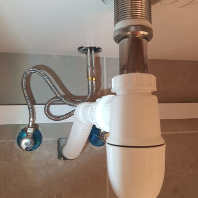 צנרת מתחת לכיור עם חיבורים וגומיות