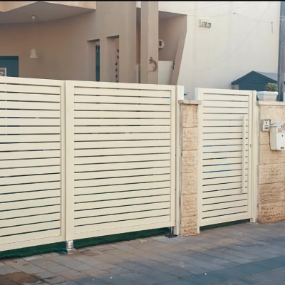 גדרות מתכת לבנות עם פסים אופקיים