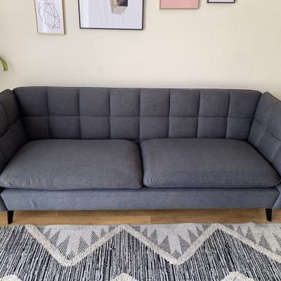 ספה אפורה עם ריפוד מרופד לניקוי