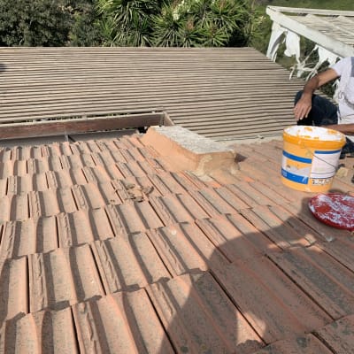 גג רעפים עם דלי צבע לאיטום