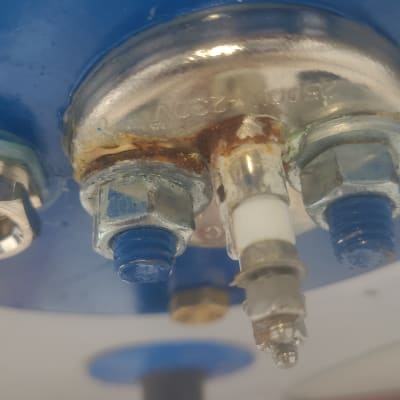 חיבורים וברגים על דוד שמש עם חלודה