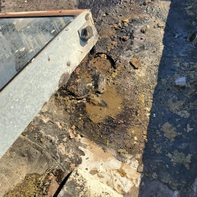 חומר איטום על גג עם חלון מתכת