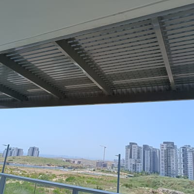 פרגולה מאלומיניום עם קורות מתכת אופקיות