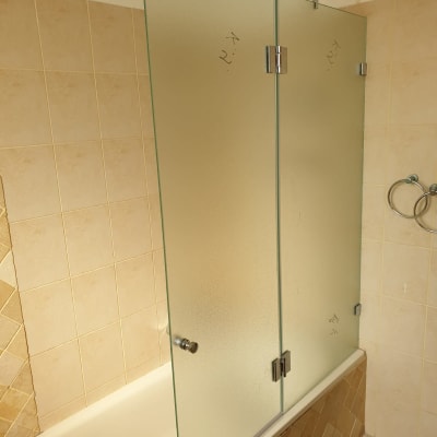 דלת זכוכית למקלחת עם ידית מתכת