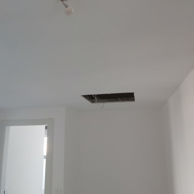 תקרת גבס עם חור פתוח וחוטי חשמל חשופים