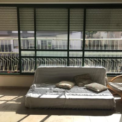 תריסים סגורים על חלון זכוכית גדול