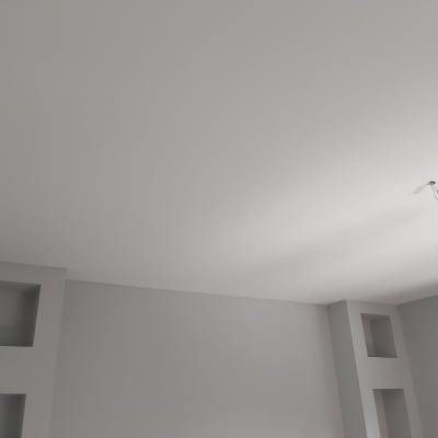 תקרת גבס עם נורות חשמל תלויות